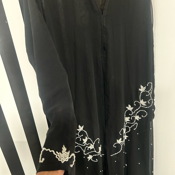 Elegant Black Embroidered Abaya with matching Scarf - Picture 4 of 8
